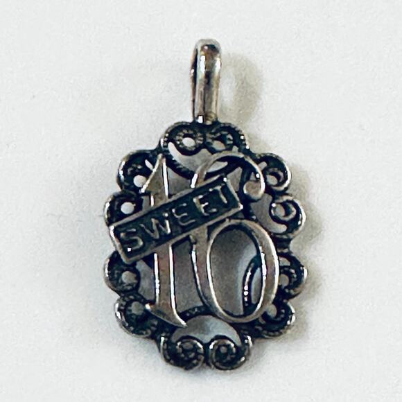 Sweet 16 Sterling Silver Charm - Picture 1 of 2